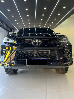 TOYOTA HILUX SW4 2.8 D-4D TURBO DIESEL GR-S 7L 4X4 AUTOMÁTICO TOYOTA HILUX SW4 2.8 D-4D TURBO DIESEL GR-S 7L 4X4 AUTOMÁTICO